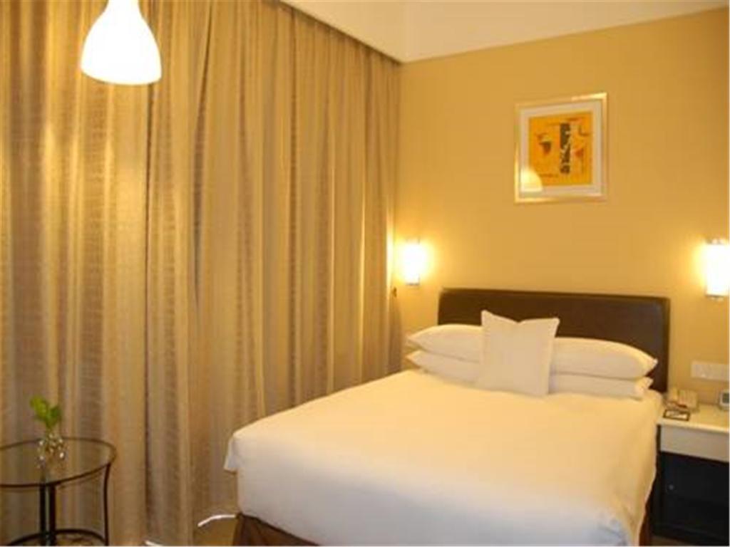 Gloria Plaza Hotel Kangqiao Шанхай Экстерьер фото